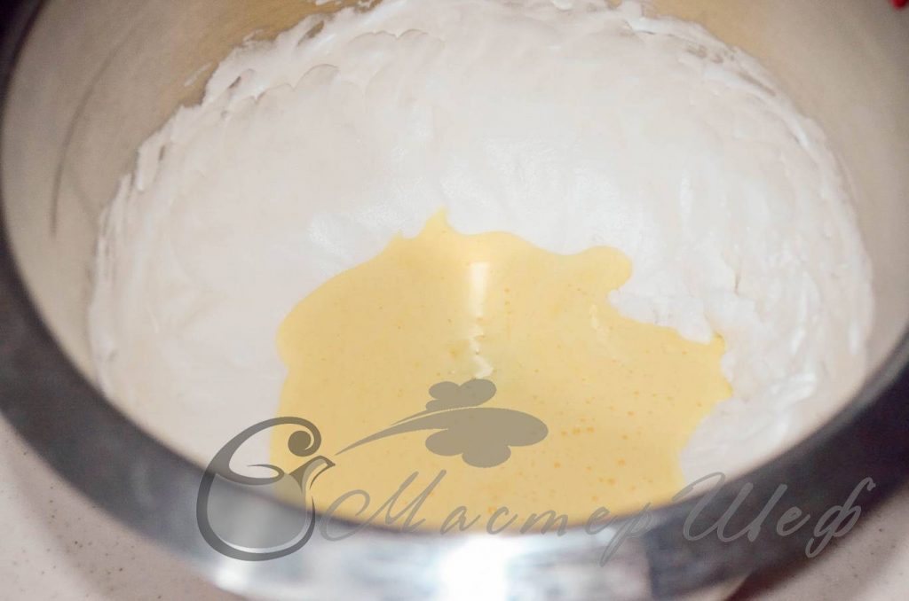 ШАГ 5 - Сливочно–апельсиновый торт- Соединяем белки и желтки
