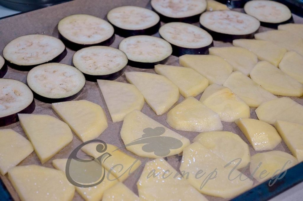 ШАГ 1 - Нарезаем баклажаны и картофель, смазываем маслом и запекаем