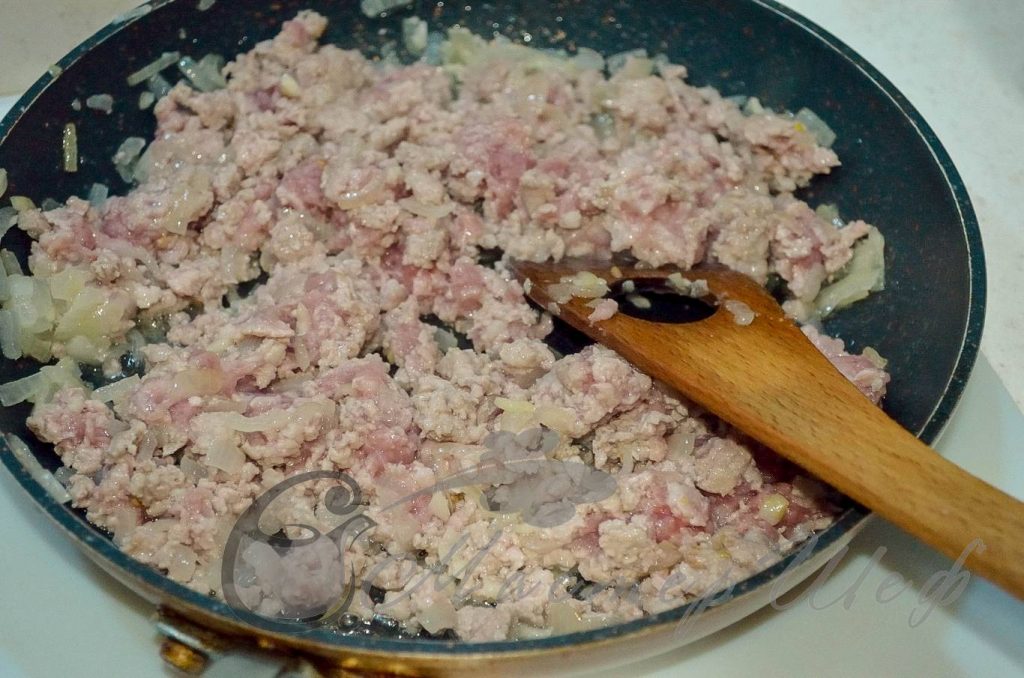 ШАГ 3 - Нарезаем баклажаны и картофель, смазываем маслом и запекаем