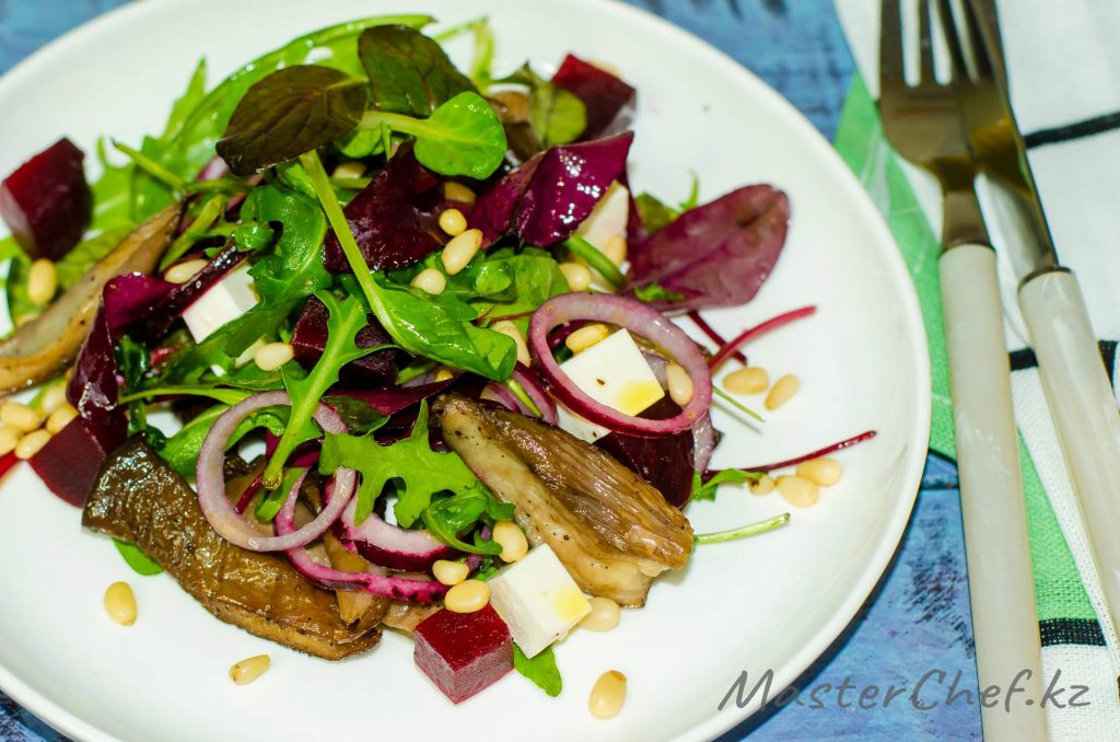 Салат с грибами и свеклой - рецепт с фото